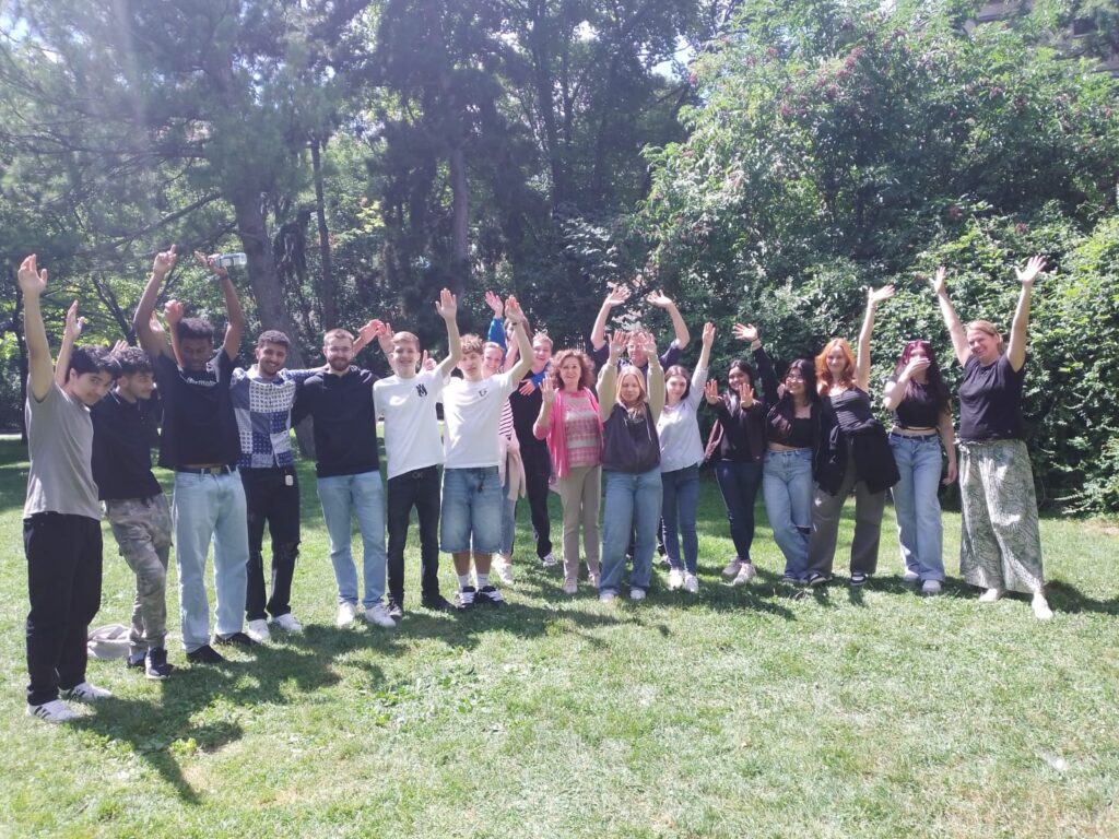 Jugendcollege Absolvent*innen und Vermittlungsteam beim Sommerfest