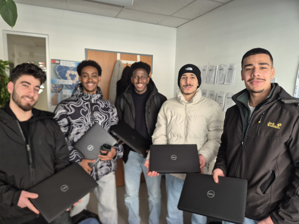 Jugendliche aus dem Projekt Basisbildung mit ihren neuen Laptops - eine Spende des Verein Springboard