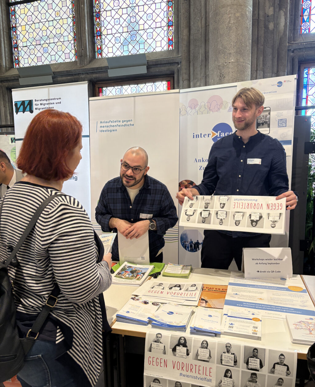 Interface Wien Mitarbeiter beim Infostand im Rathaus