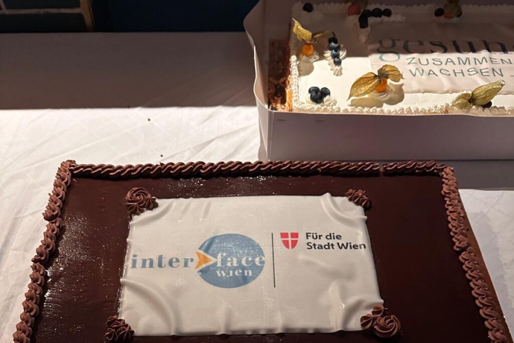 Betriebsfeier 2025: Kuchen mit "Interface Wien" & "gesund zusammenWachsen"