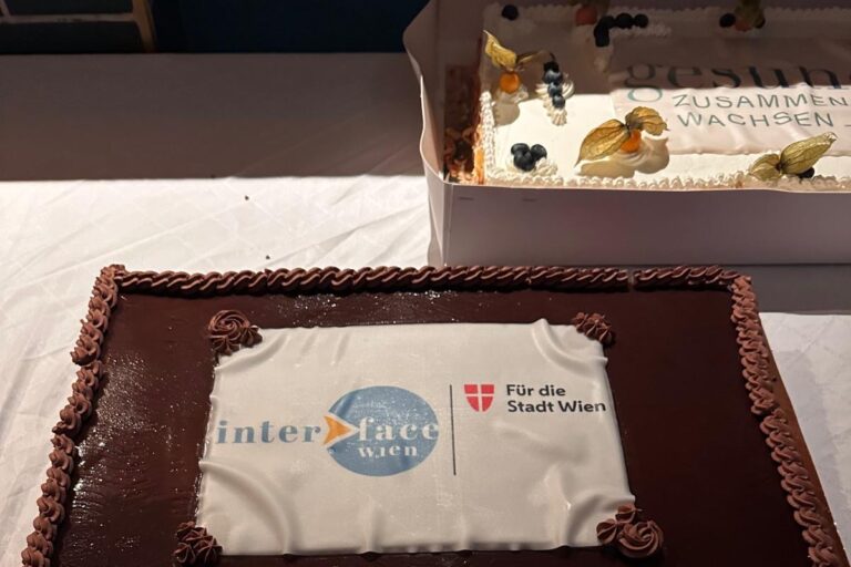 Betriebsfeier 2025: Kuchen mit "Interface Wien" & "gesund zusammenWachsen"