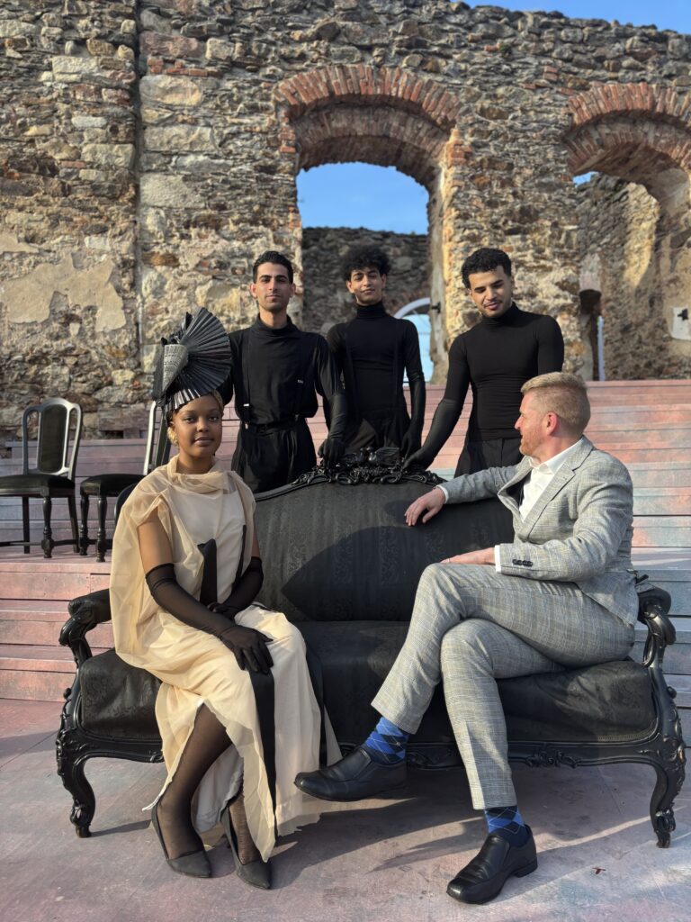 Teilnehmer*innen des Theaterpraktikums an der Oper Burg Gars in der Produktion "La Traviata"