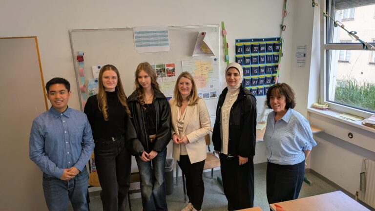 Besuch beim StartWien College, Vizebürgermeisterin Bettina Emmerling und die Leiterin von MA 17 Theodora Manolakos